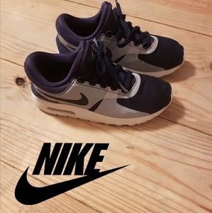 NIKE Air Max Zero Essential Kid's Size 3.5